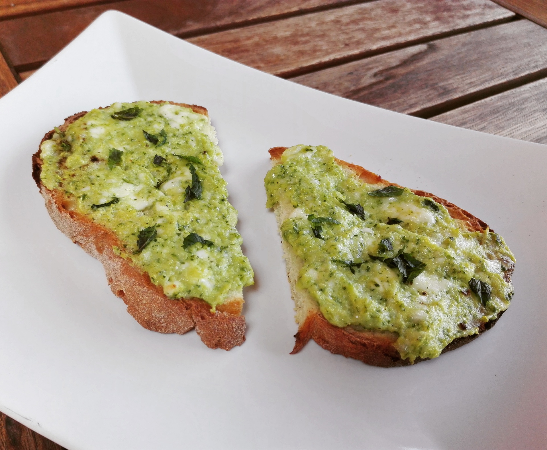 Bruschette con stracchino, zucchine e menta Basilico Secco