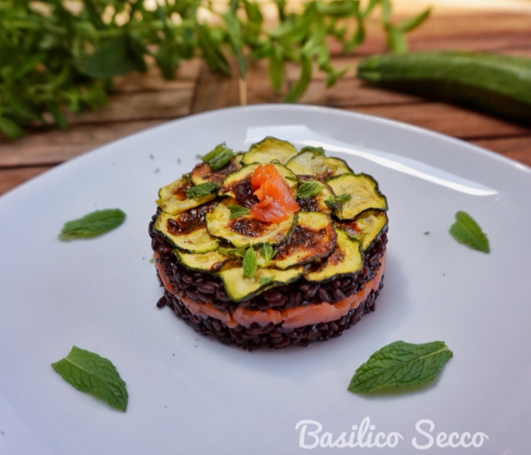 Riso Venere Con Salmone Zucchine E Menta Basilico Secco