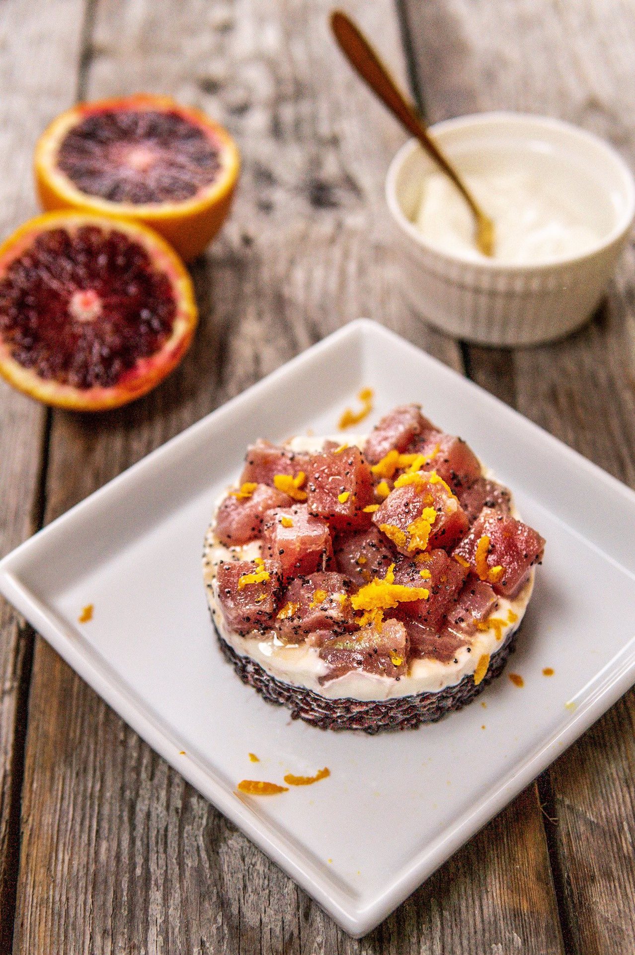 tartare-di-tonno-all-arancia-con-riso-venere-e-yogurt-greco