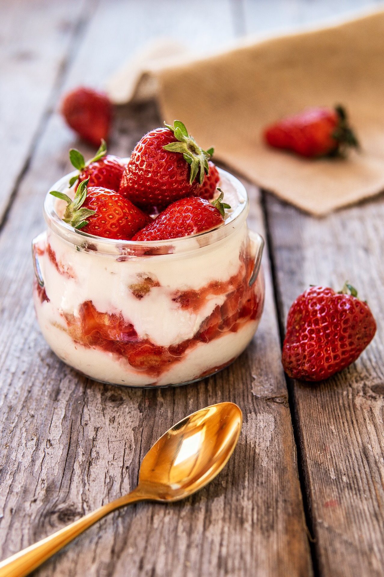 Tiramisù alle fragole light con yogurt greco e ricotta ...