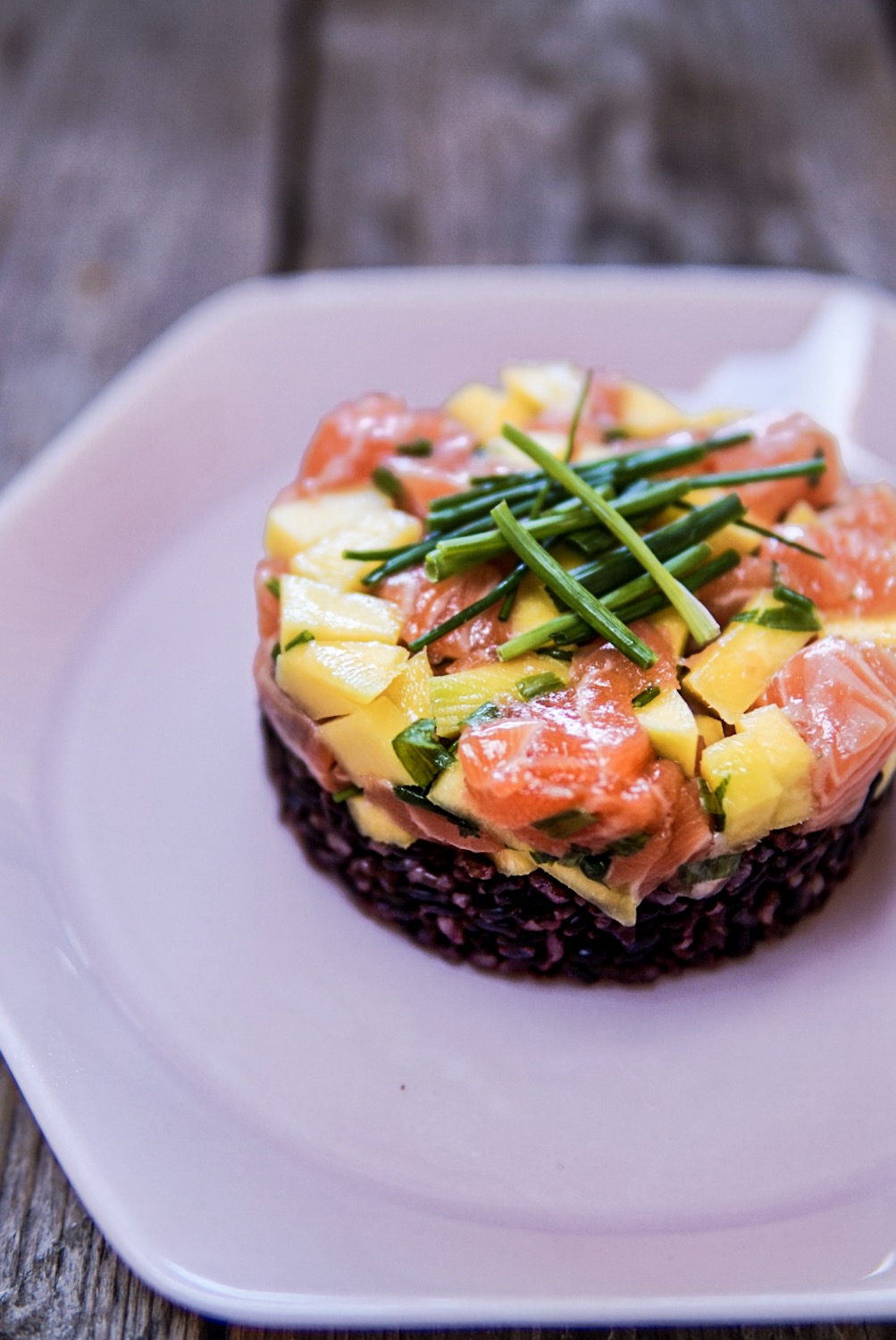 Riso Venere Con Tartare Di Salmone E Mango Basilico Secco