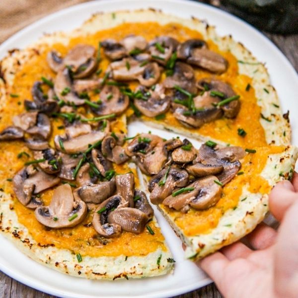 Pizza di cavolfiore con funghi e zucca