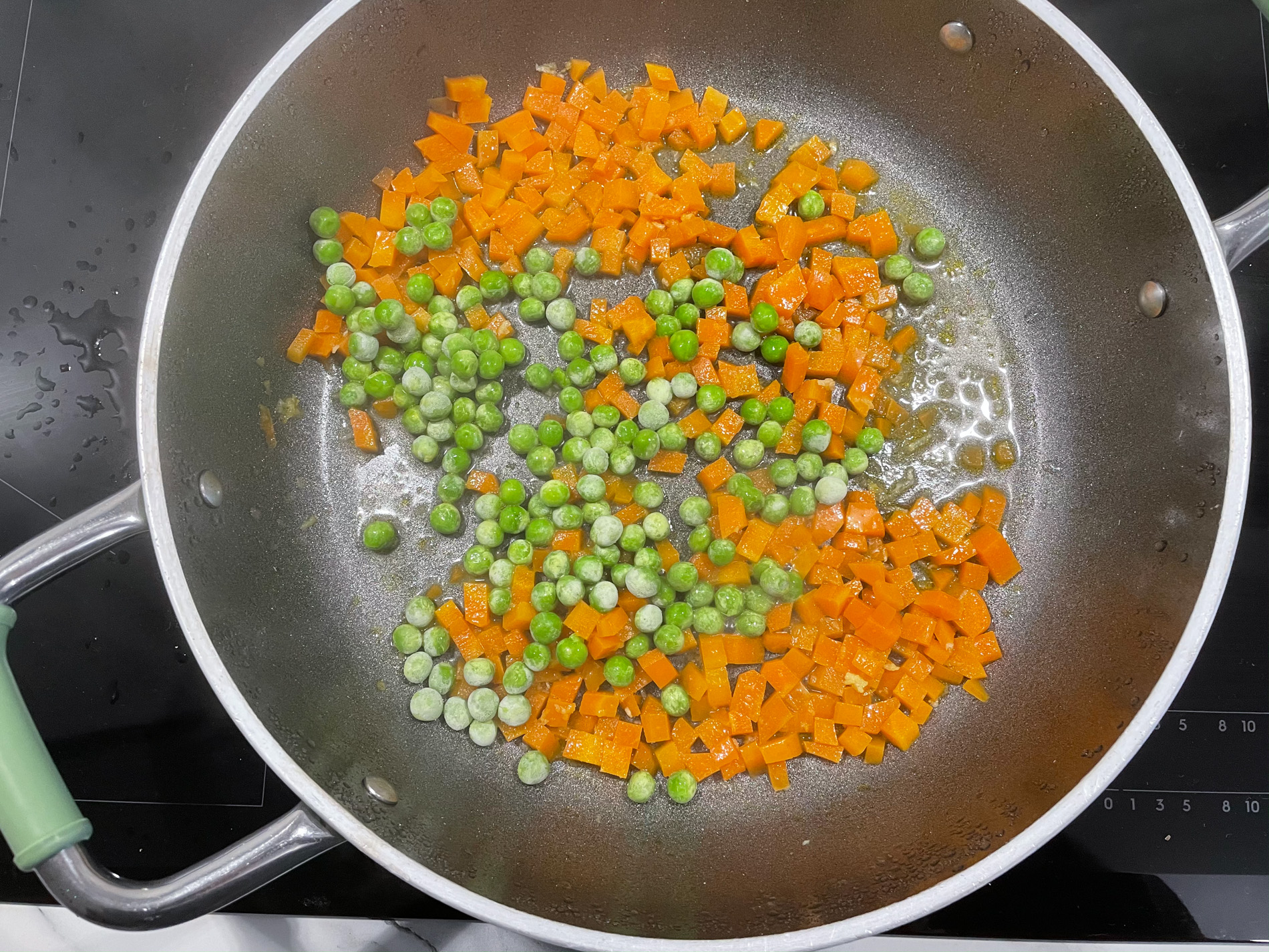 spaghetti di riso con verdure e gamberi procedimento