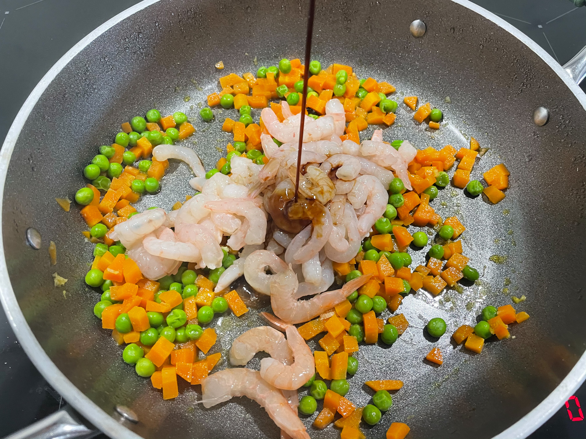 spaghetti di riso con verdure e gamberi procedimento