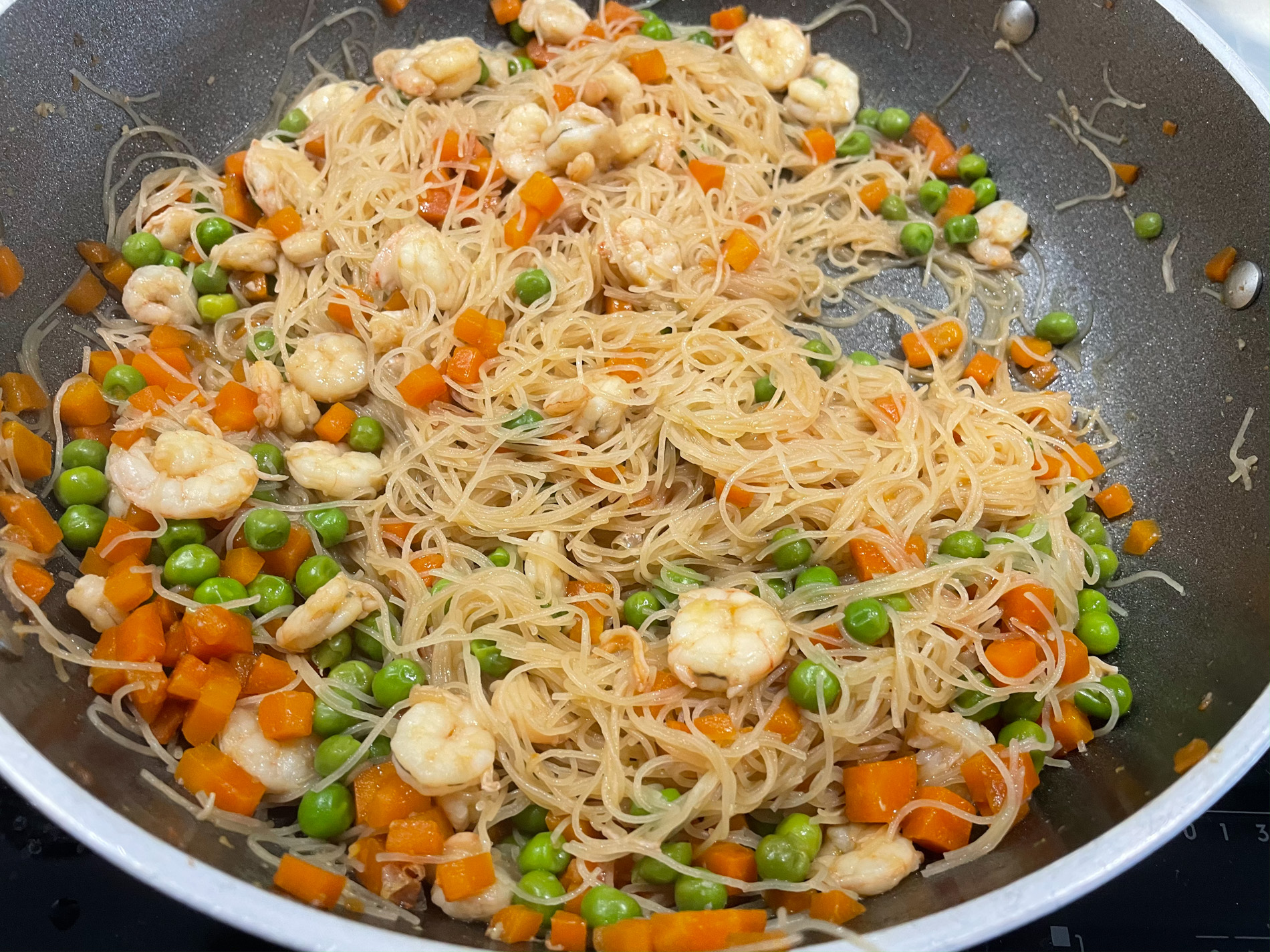 spaghetti di riso con verdure e gamberi procedimento-5