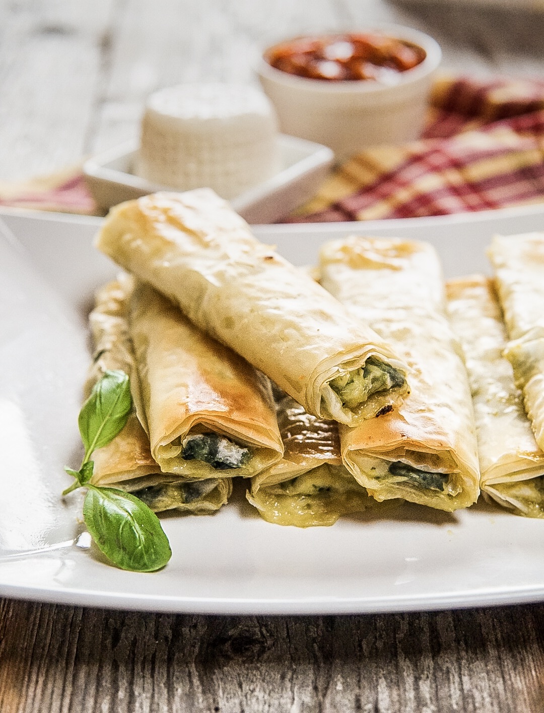 Involtini di pasta fillo con formaggio fresco e spinaci