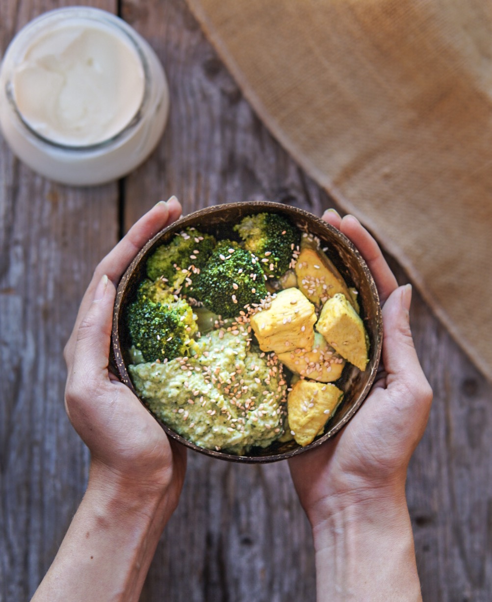 Pollo con crema di broccoli e sesamo