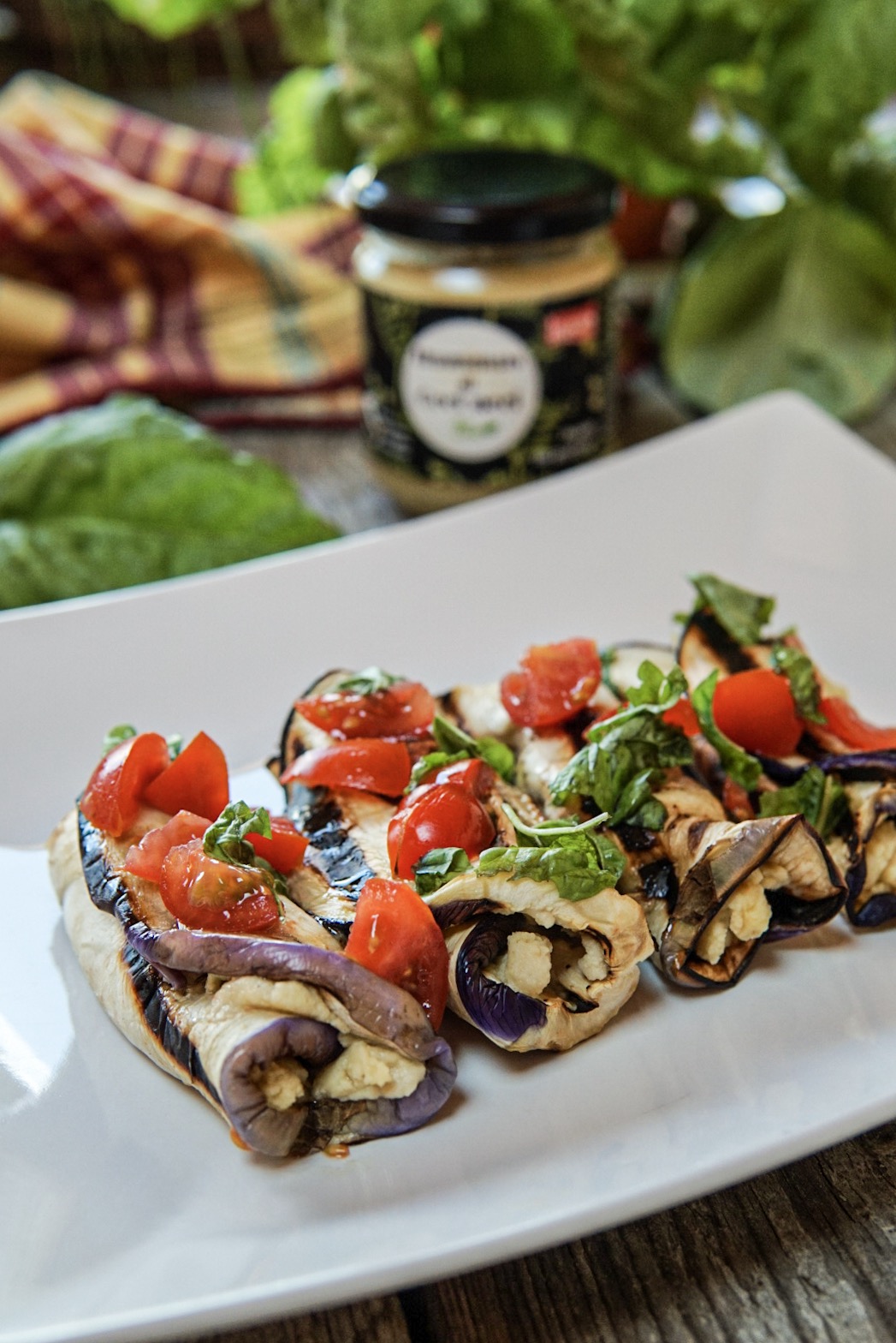 Involtini di melanzane e hummus di ceci neri