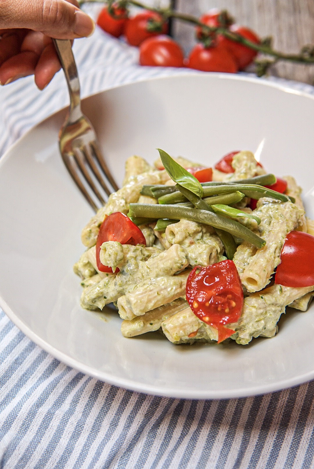 Pasta fredda con crema di fagiolini e pomodorini