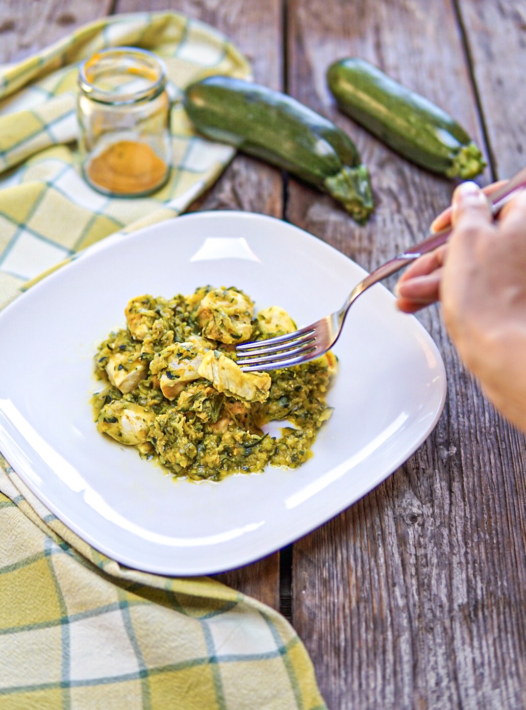 Pollo con zucchine e curcuma