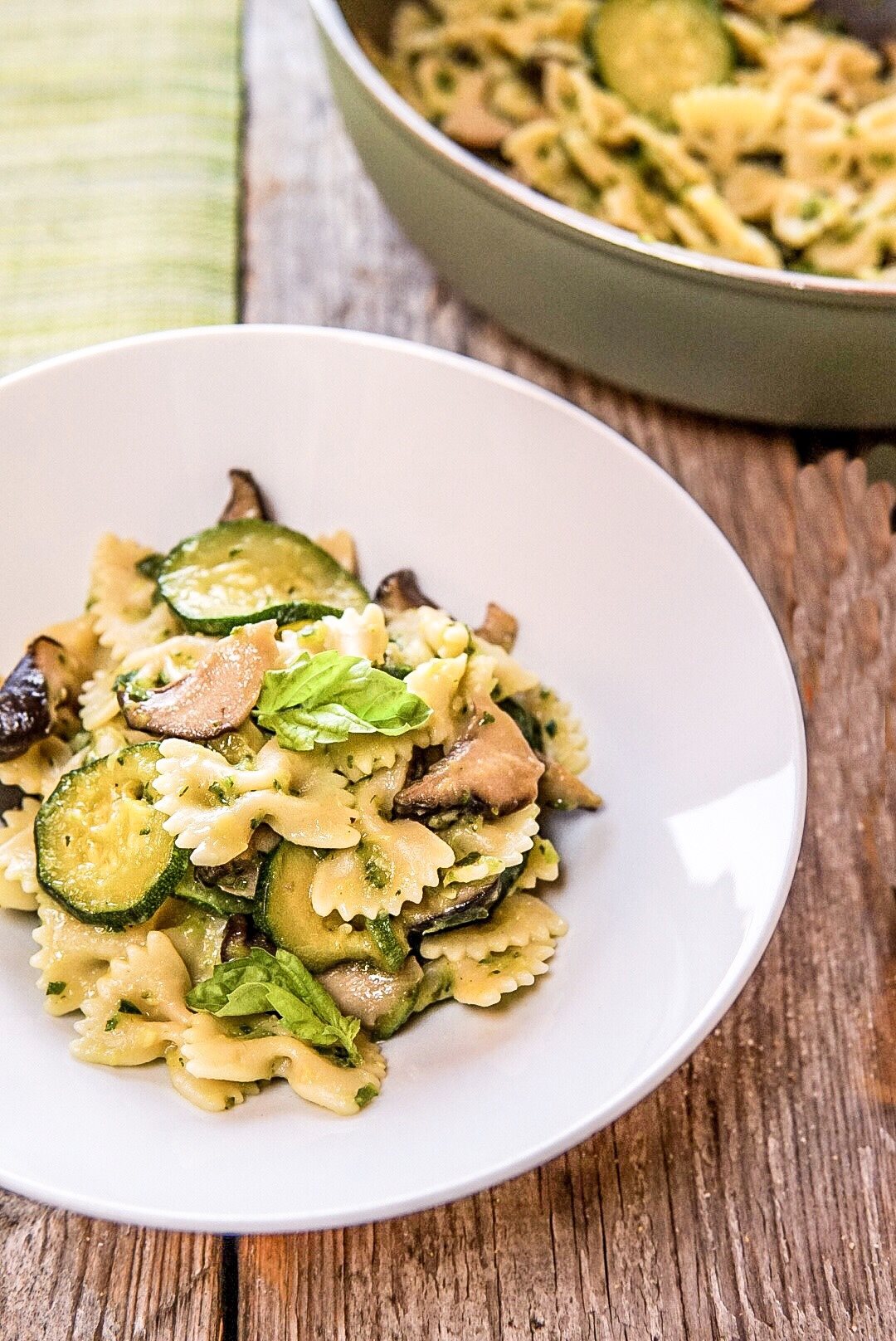 Farfalle con zucchine e funghi