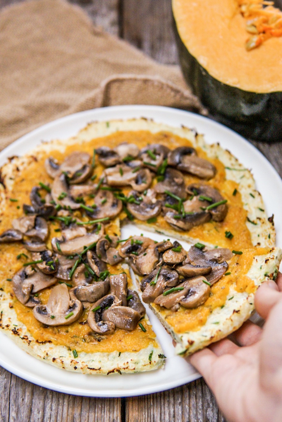 Pizza di cavolfiore con funghi e zucca