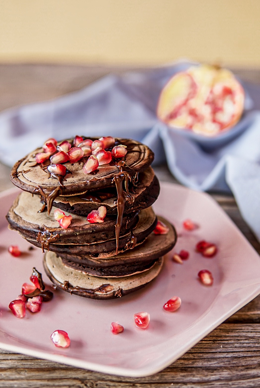 Pancake al cacao light con crema alla nocciola e melograno