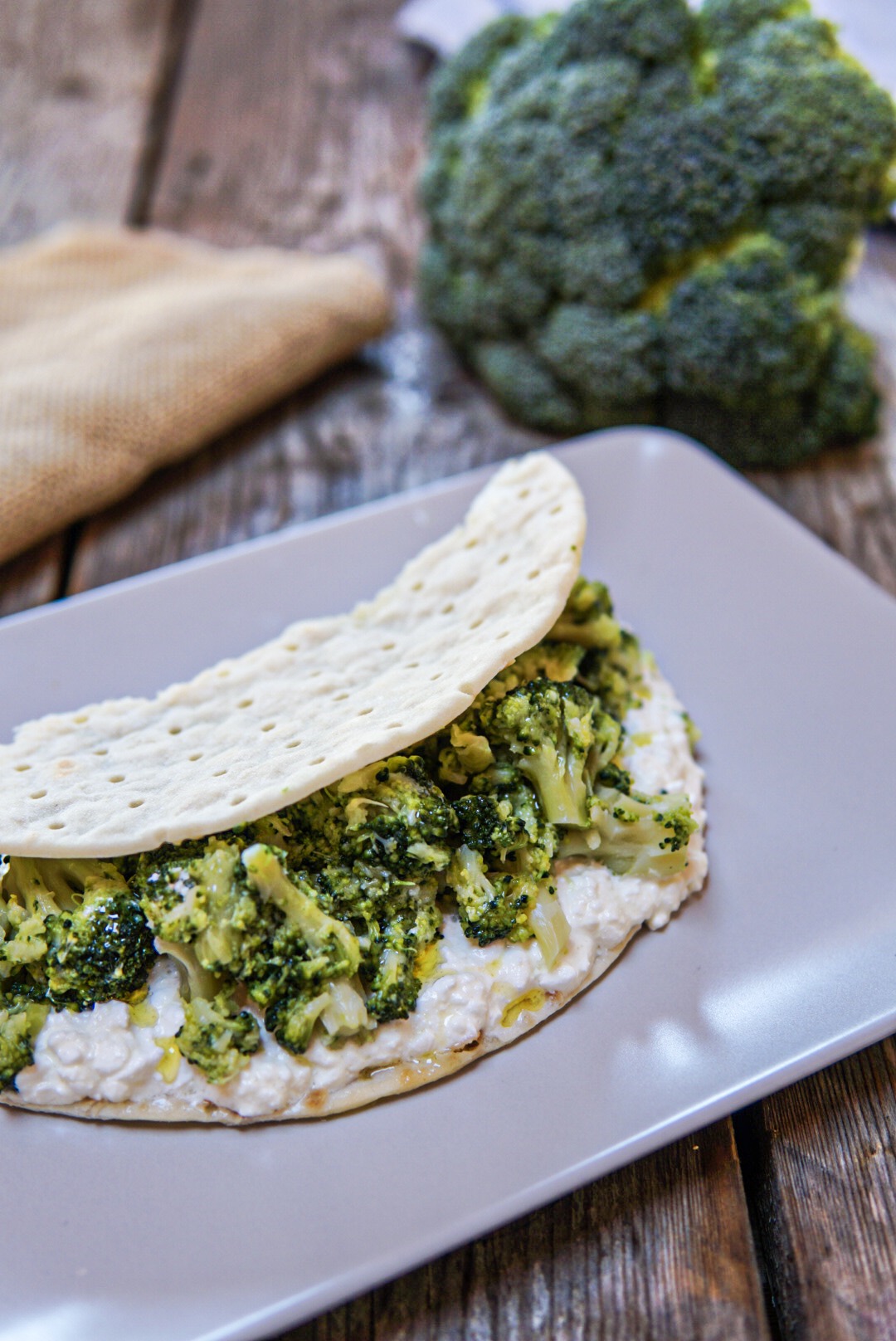 Piadina di grano saraceno con broccoli e fiocchi di latte