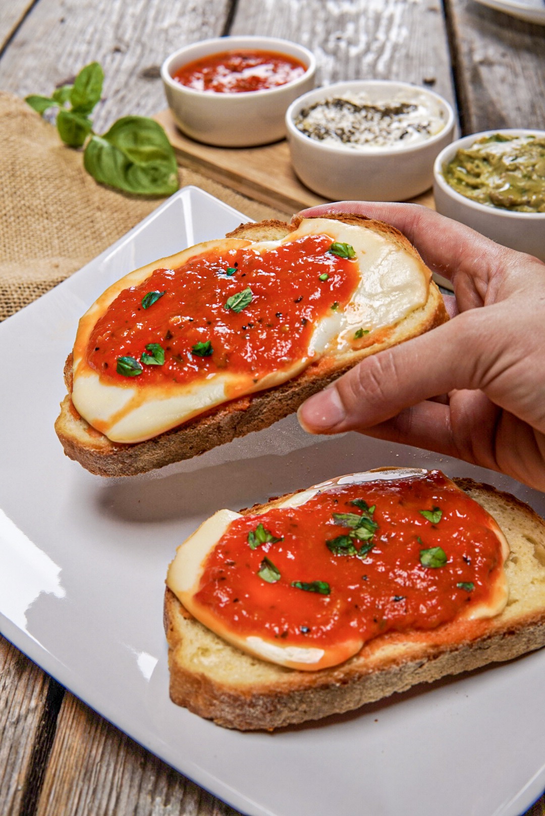 Bruschette con scamorza affumicata e salsa ai peperoni