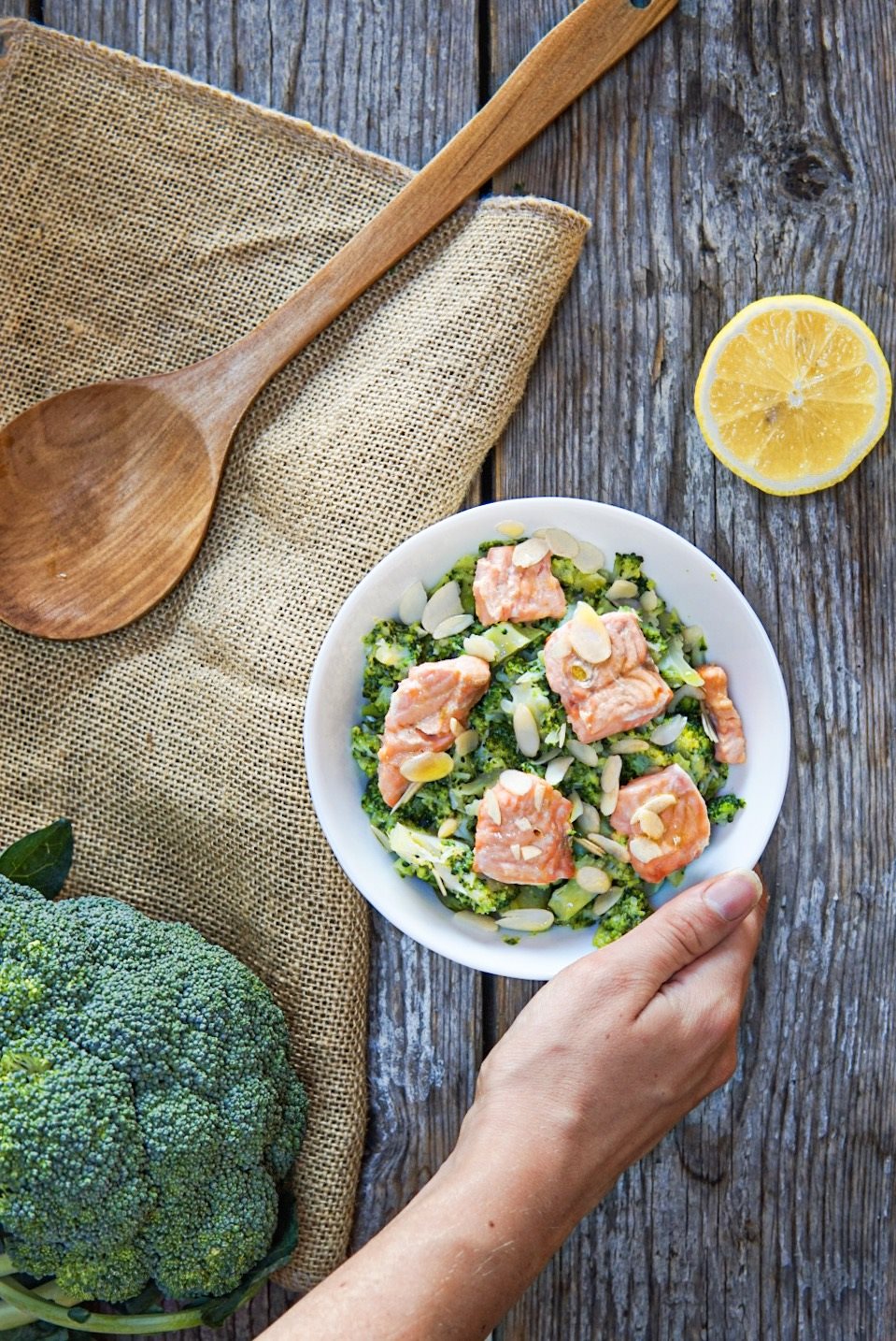 Salmone con broccoli e scaglie di mandorle