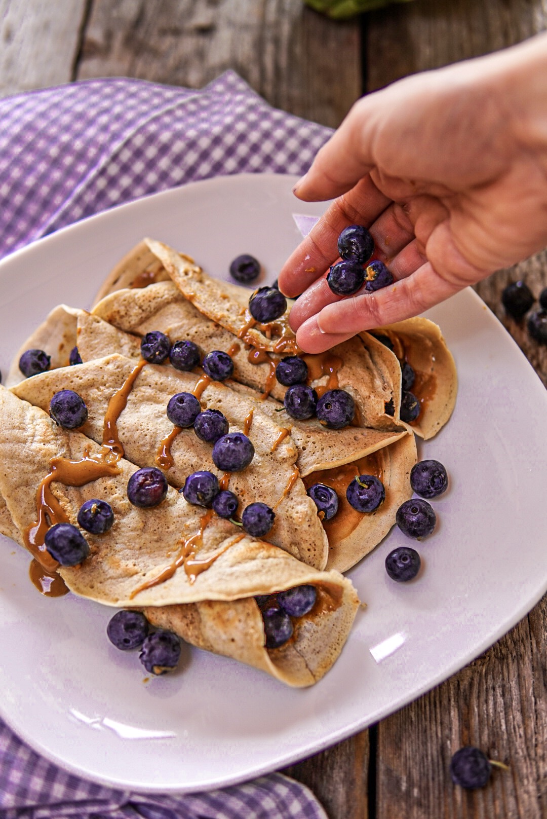 Crepes proteiche con burro d'arachidi e mirtilli