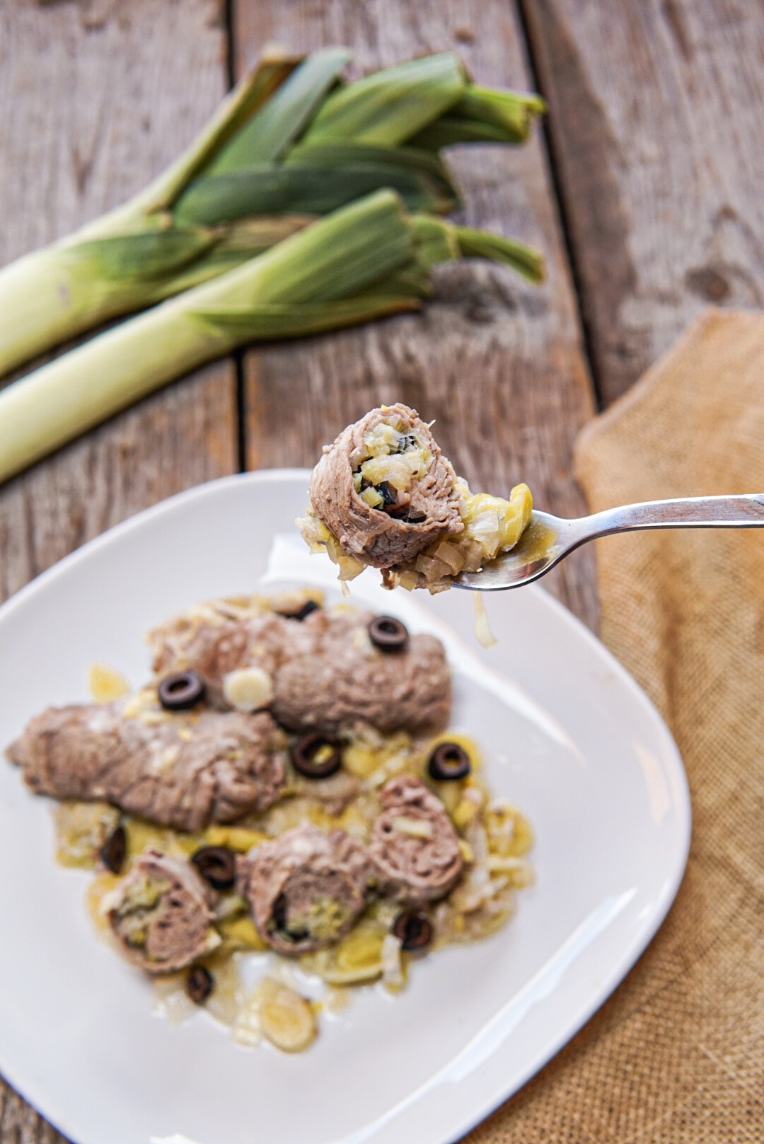 Involtini di carne con porri e olive nere