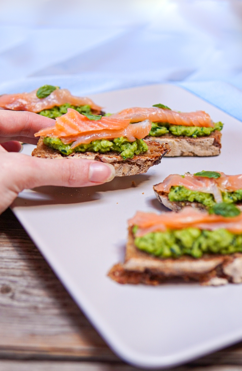 Crostini al salmone e crema di zucchine