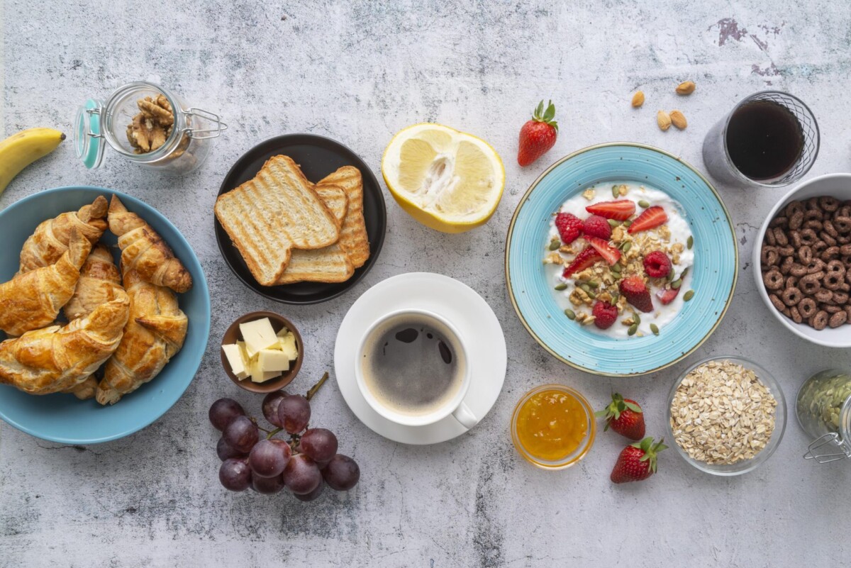 Cosa mangiare a colazione? Consigli ed esempi di colazione sana
