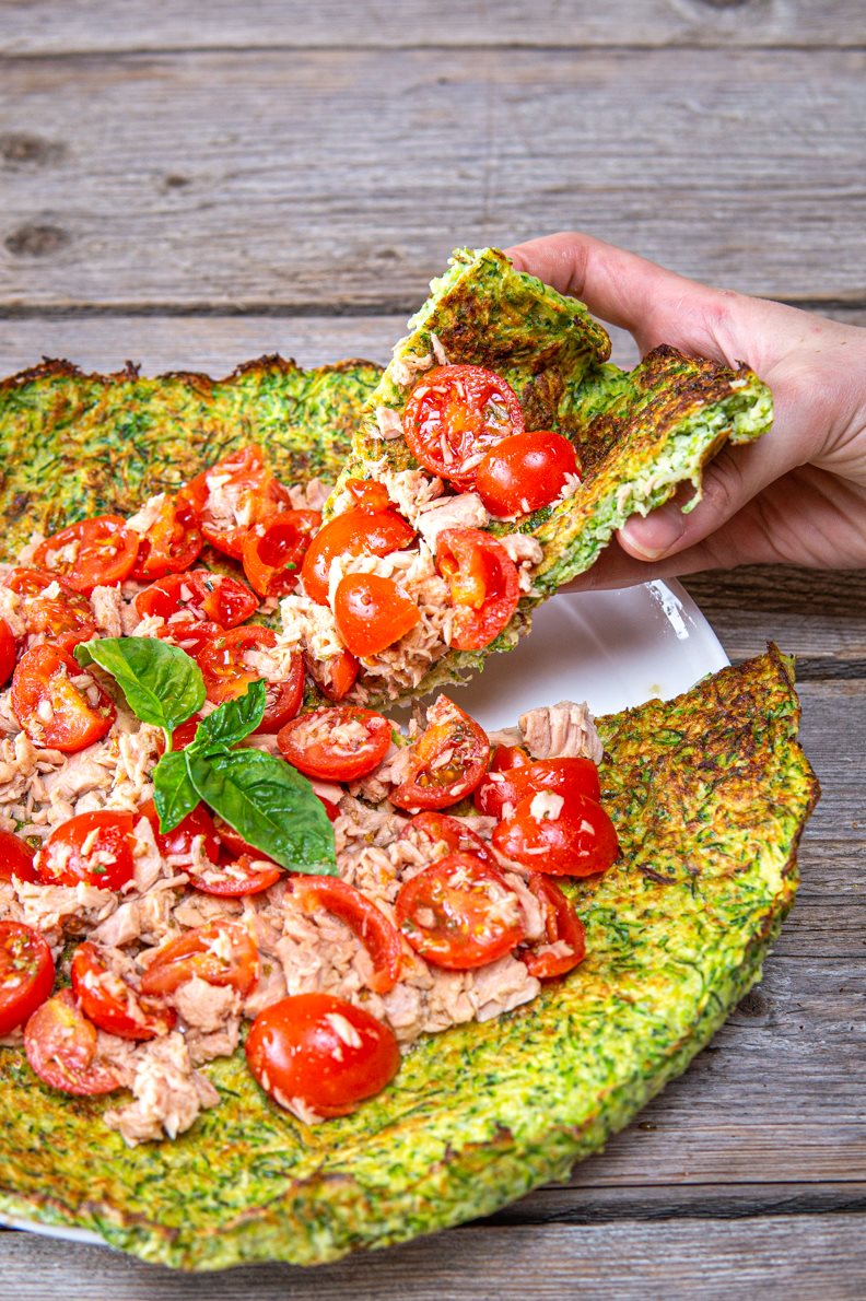 Pizza di zucchine con pomodorini e tonno