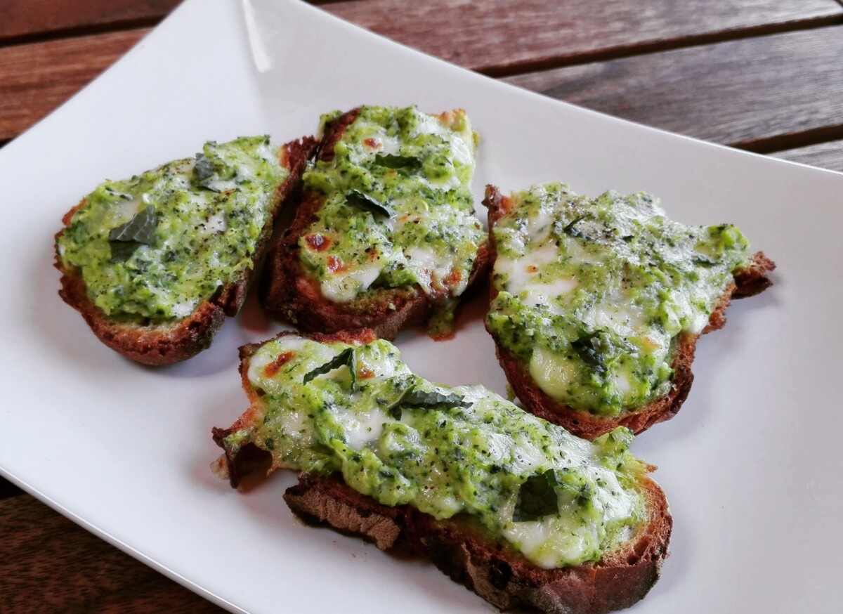 Crostoni mozzarella e zucchine al profumo di menta