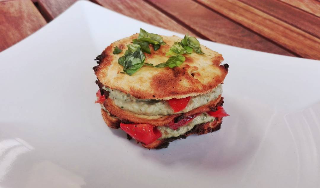 Torretta di cialde di pane e melanzane