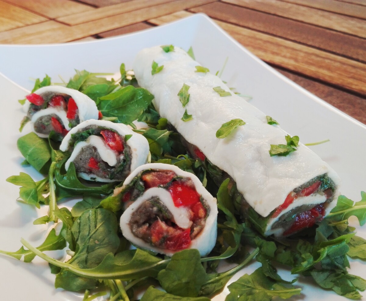 Rotolo di mozzarella con crema di melanzane