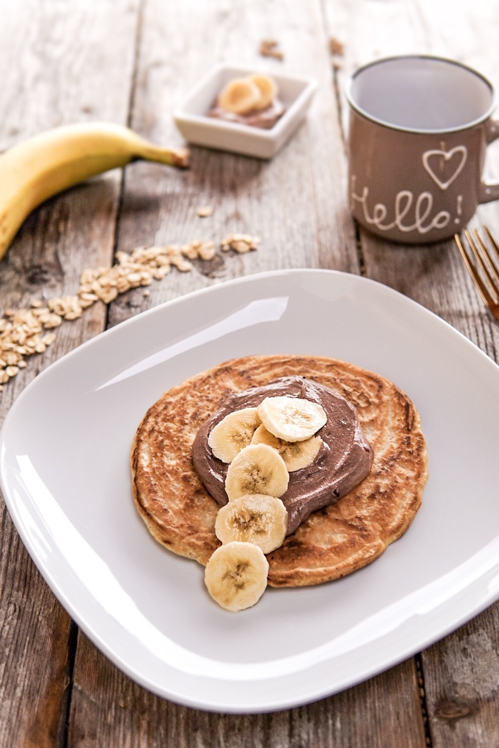 Pancake proteici con banane e crema di yogurt e cioccolato