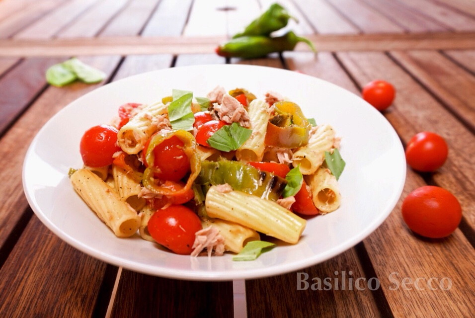 Pasta fredda con friggitelli e tonno