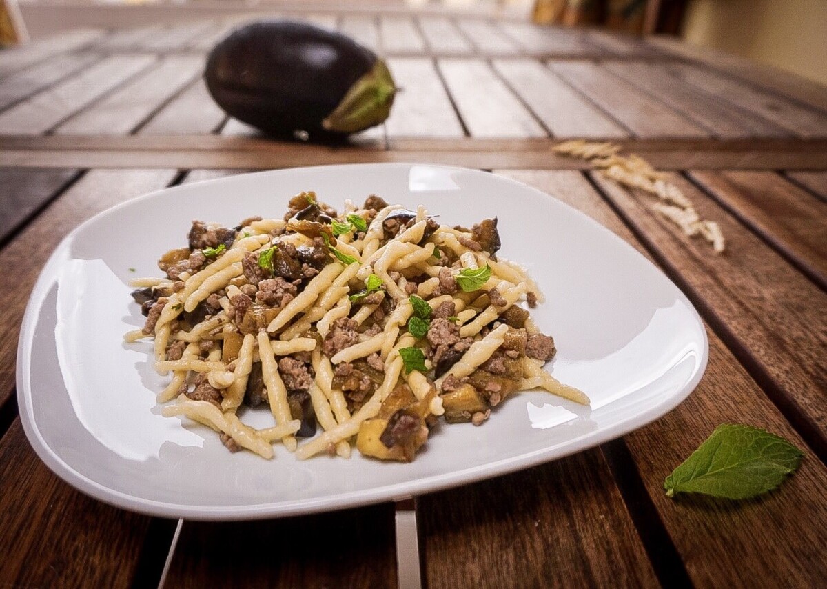 Trofie con melanzane e carne trita