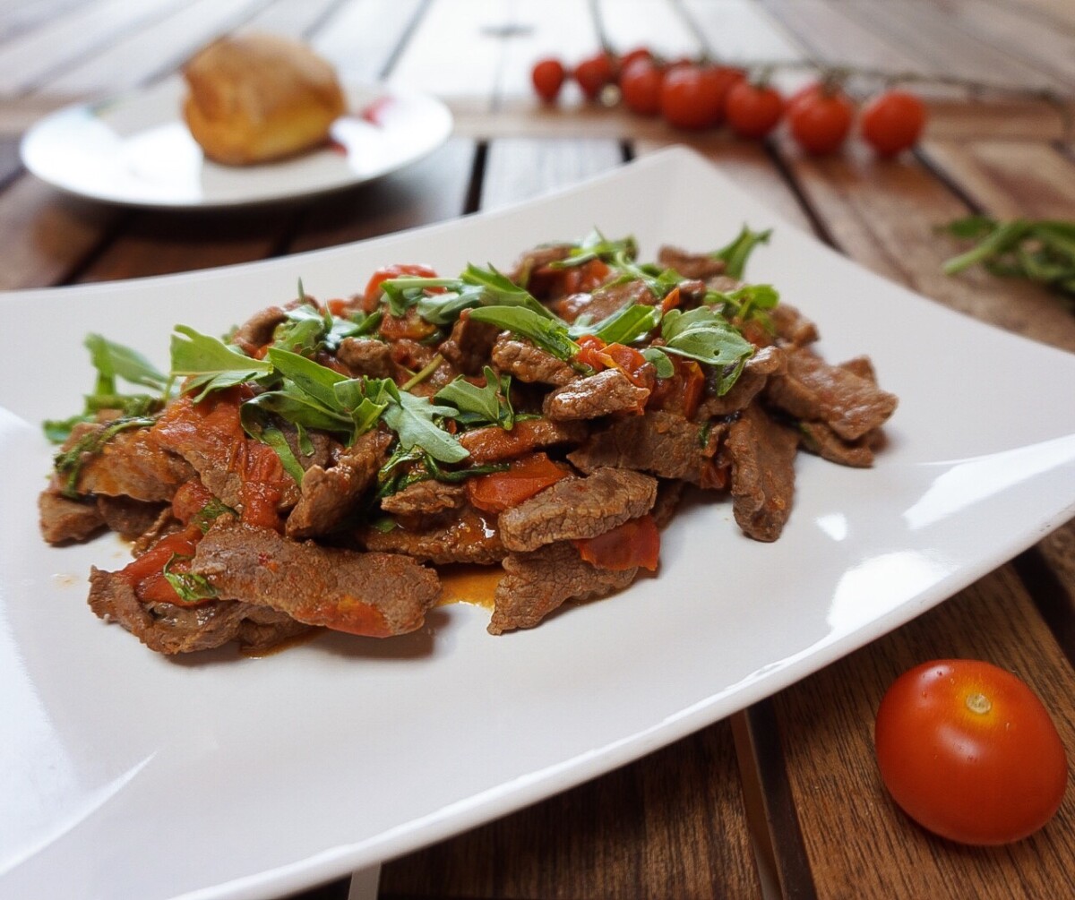 Straccetti di manzo pomodorini e rucola