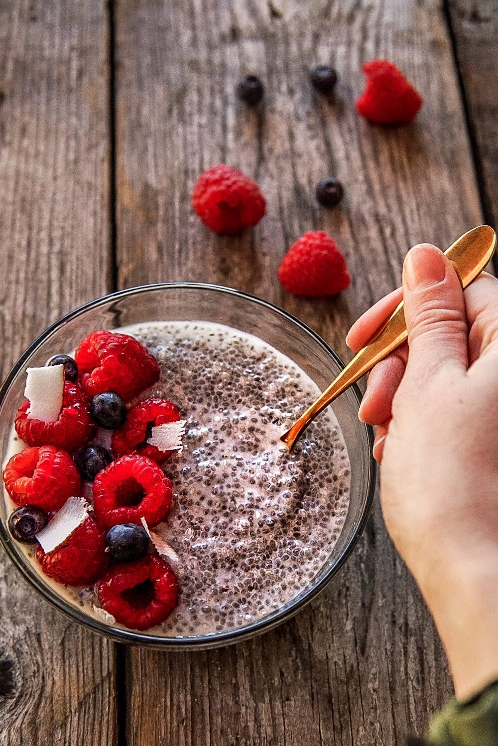 Chia pudding con lamponi e latte di cocco