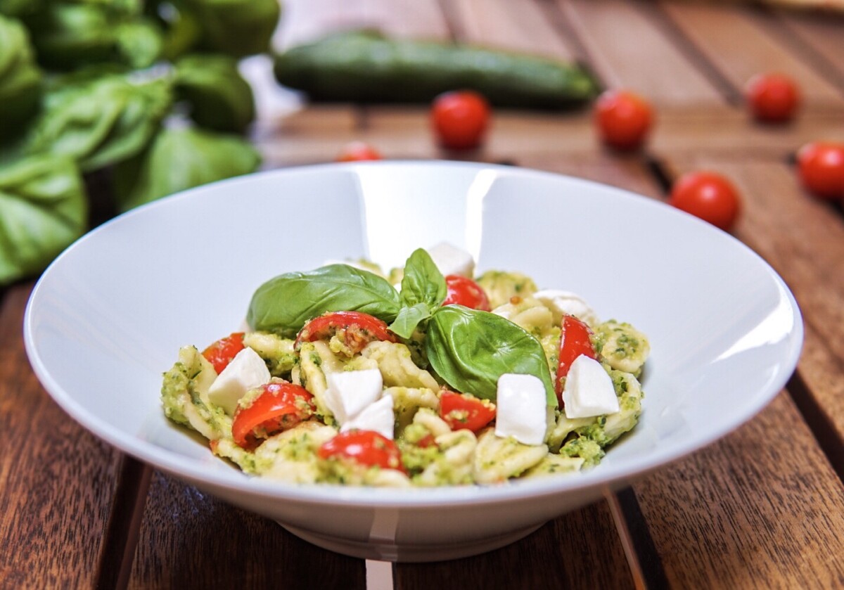 Pasta fredda con crema di zucchine e basilico