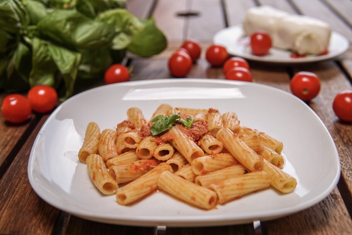 Pasta con sugo di pomodoro crudo