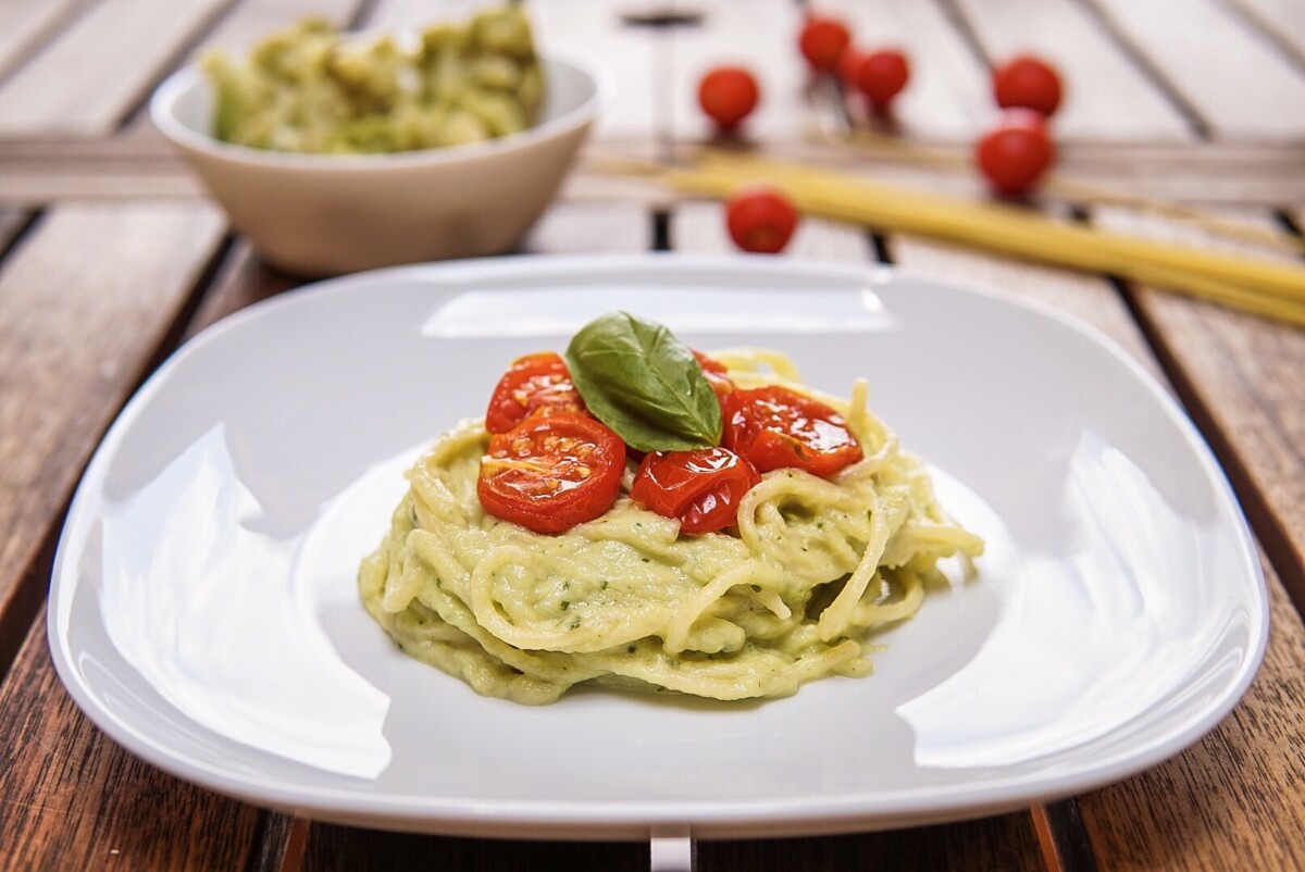 Spaghetti con crema di broccoli e pomodorini