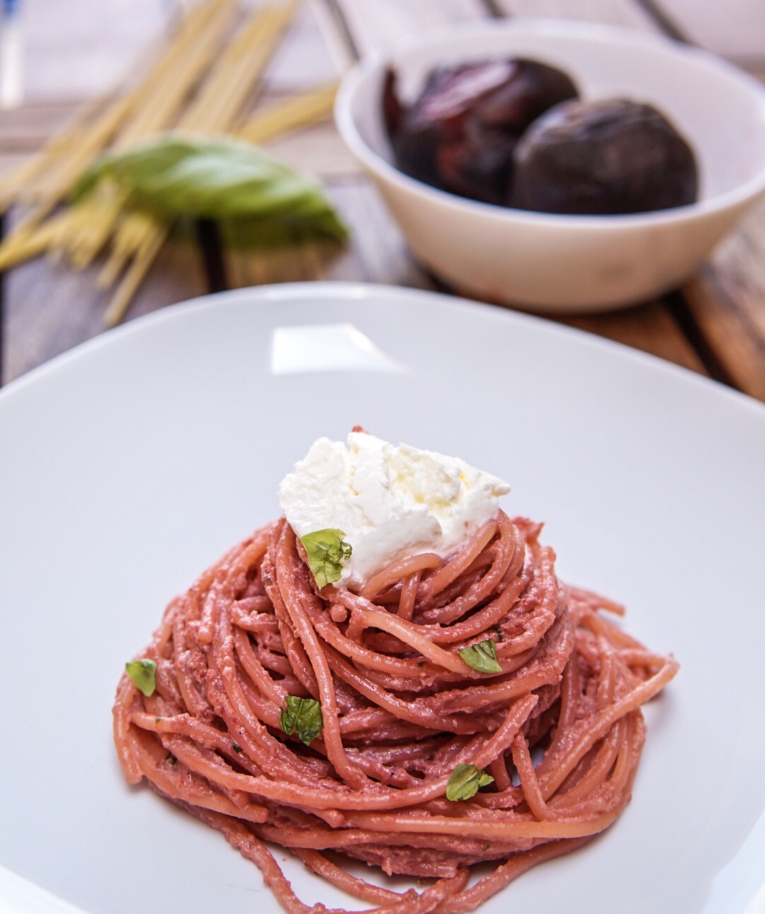 Spaghetti con crema di barbabietola e robiola