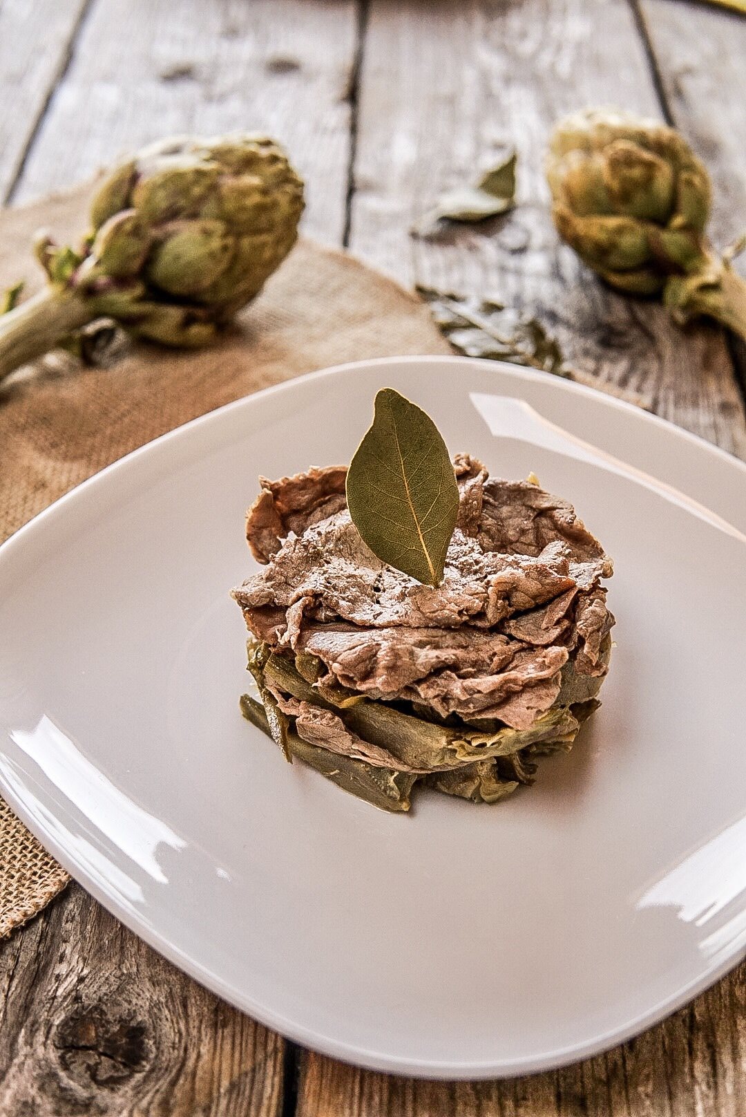 Millefoglie di carciofi e carpaccio di carne