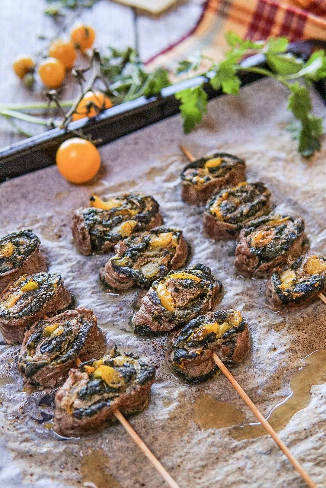 Rollè di carpaccio con spinaci e pomodorini