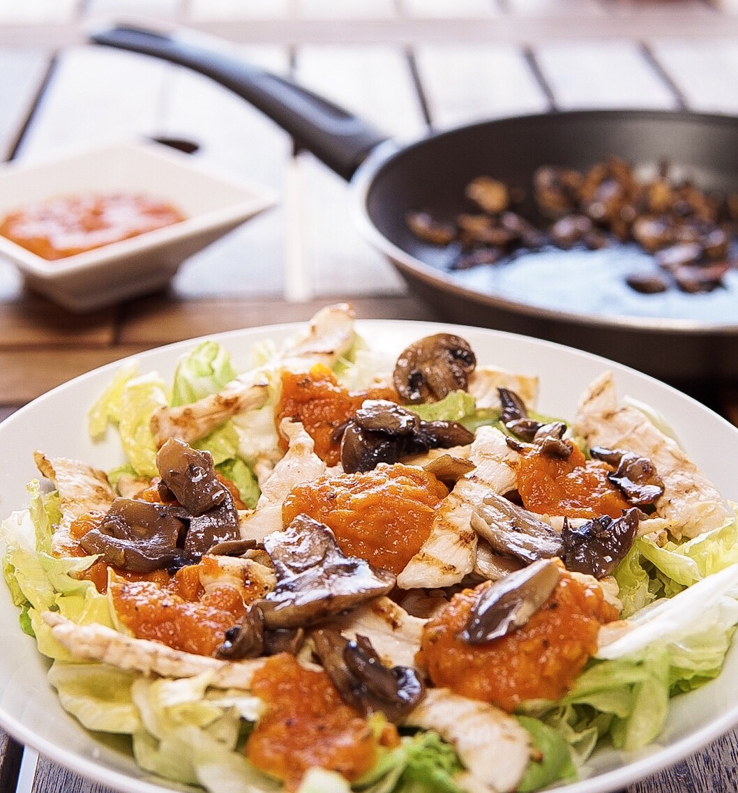 Insalata di pollo con salsa ai peperoni e funghi