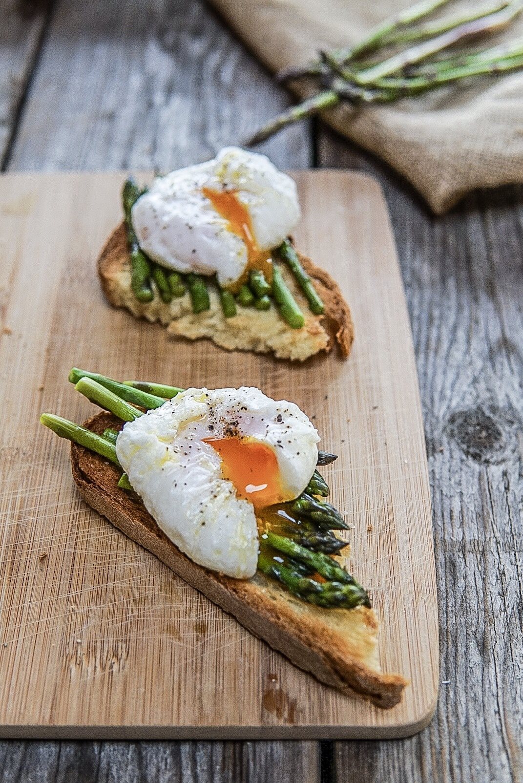 Bruschette con asparagi e uova in camicia