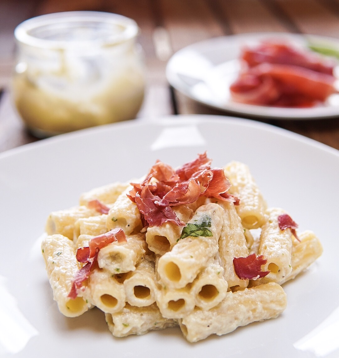 Rigatoni con crema di melanzane e bresaola