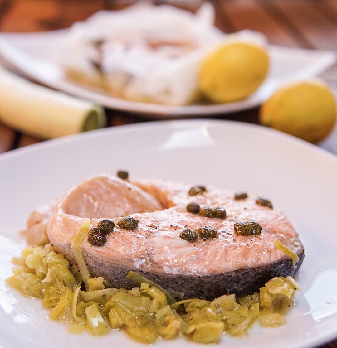 Salmone al cartoccio su letto di porri