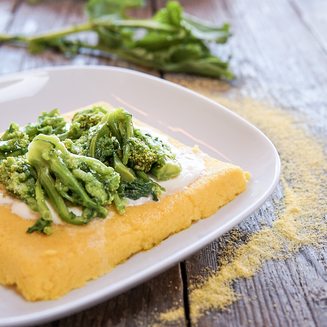 Polenta con mozzarella filante e cime di rapa