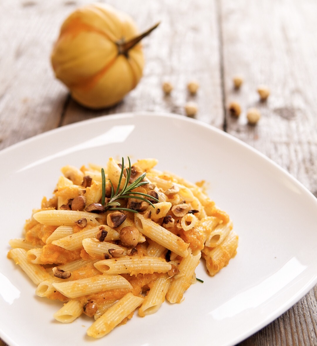 Pasta con crema di zucca e nocciole