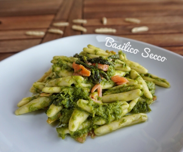 Strascinati con crema di asparagi e salmone