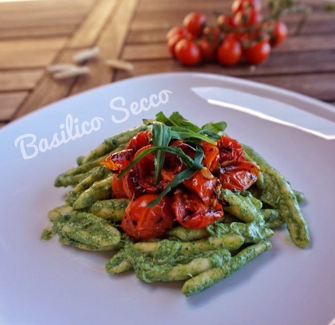 Pasta con pomodorini arrosto e crema di rucola e formaggio light