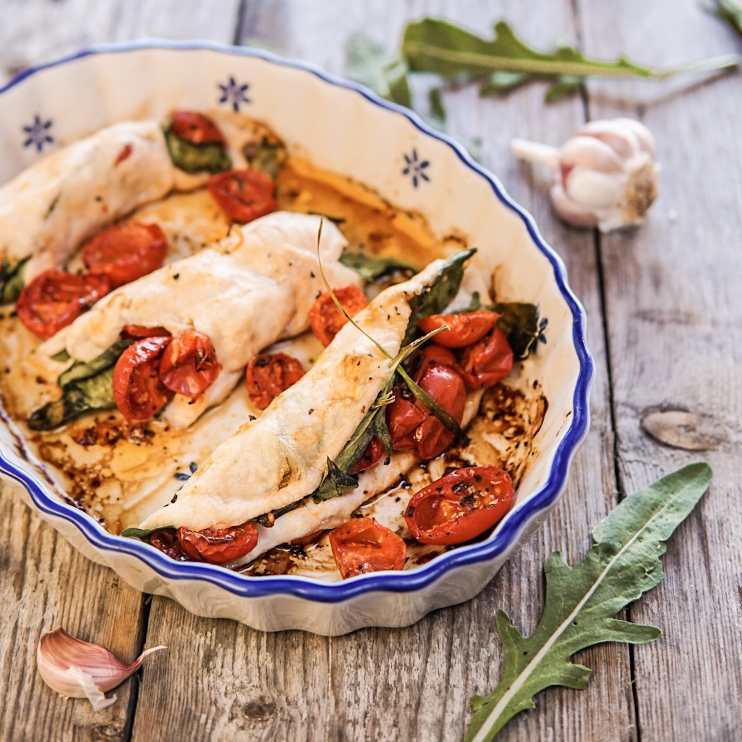 Involtini di pollo con pomodorini arrosto e rucola