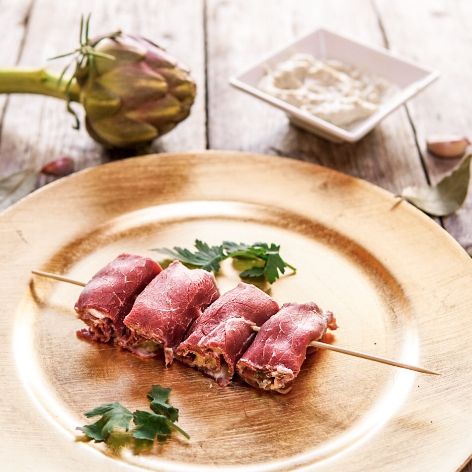 Involtini di carpaccio e salsa ai carciofi