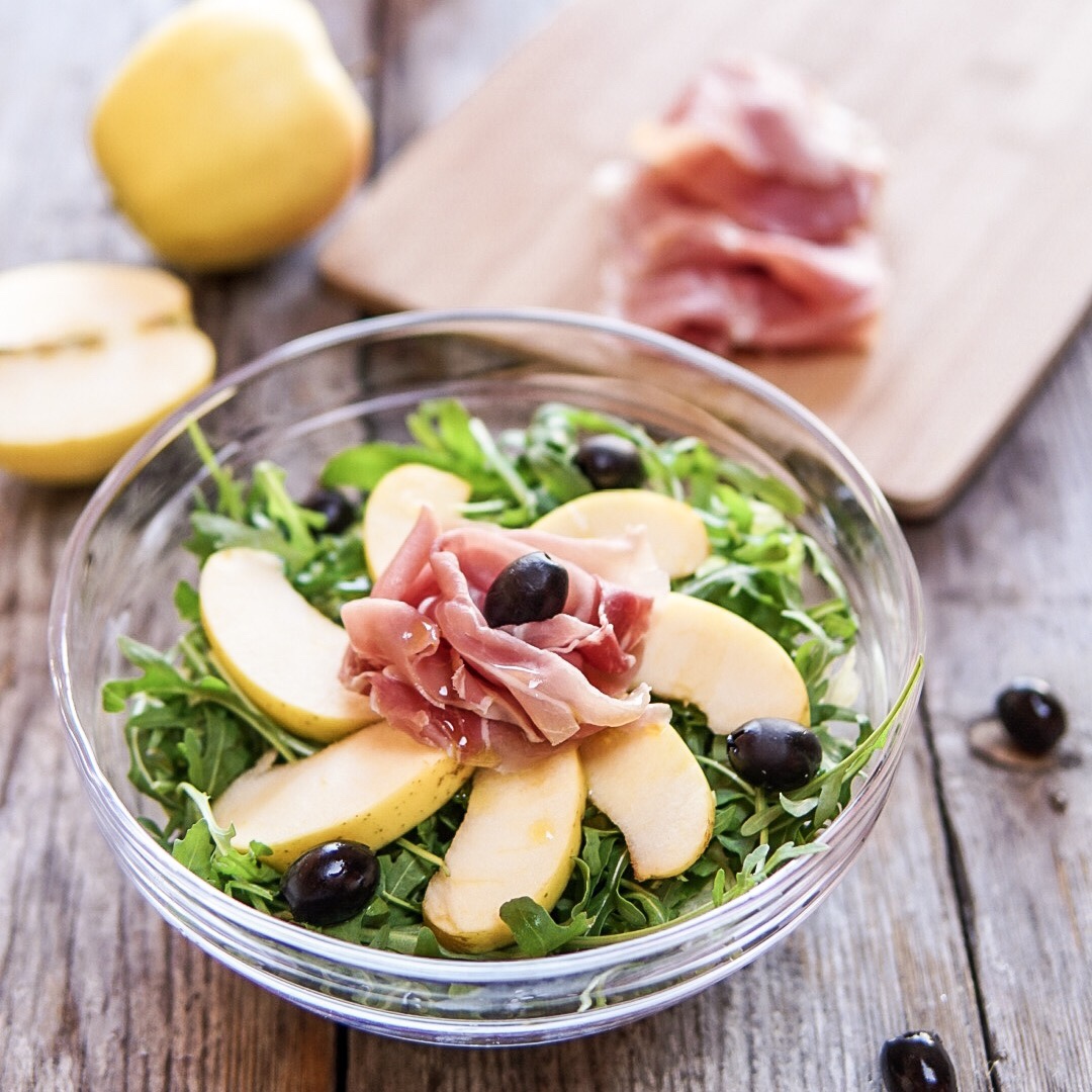 Insalata di mele e prosciutto crudo